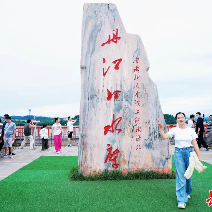 鄂陕两省网络大V打卡丹江口水库大坝，点赞南水北调工程利国利民