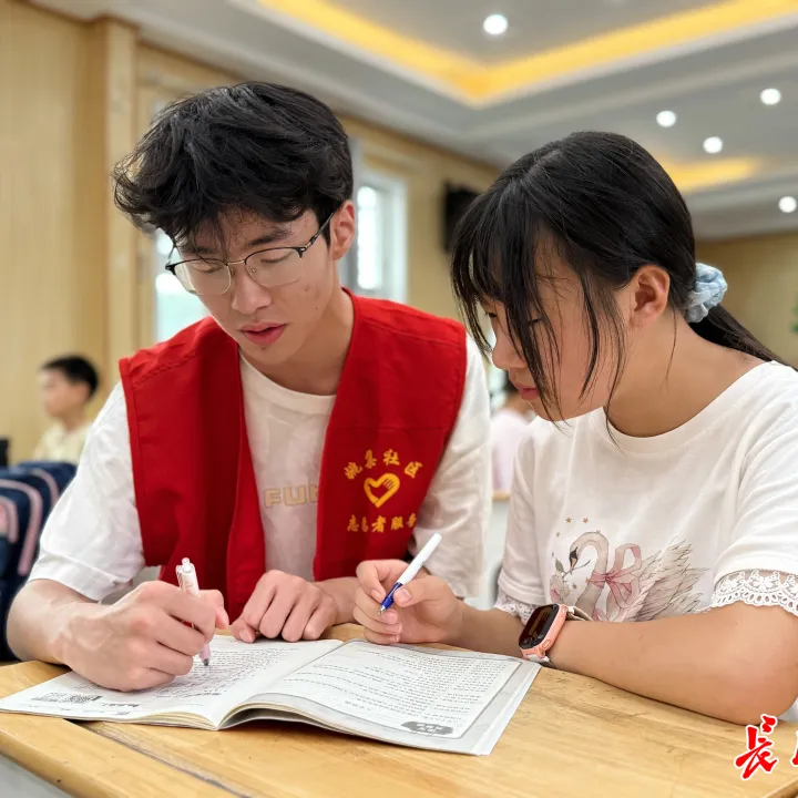 “长大后，我变成了他们”，19岁男生重返童年托管班自愿带娃