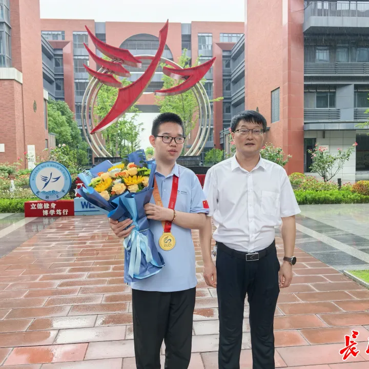 14岁小将载誉回汉！武钢三中彭宇轩摘国际数学奥赛金牌