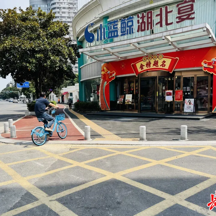 从“零高差”到全要素整治，老街人行道变坦途