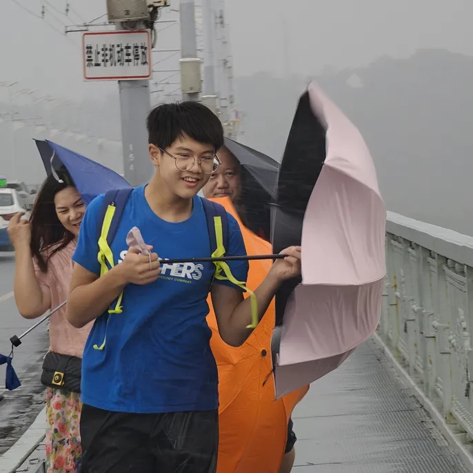 武汉迎来大风降温天