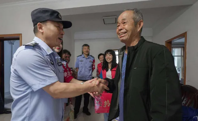 武汉民警全国发放“回家的钥匙”，帮上海老人找到回甘肃的家 | 德耀江城
