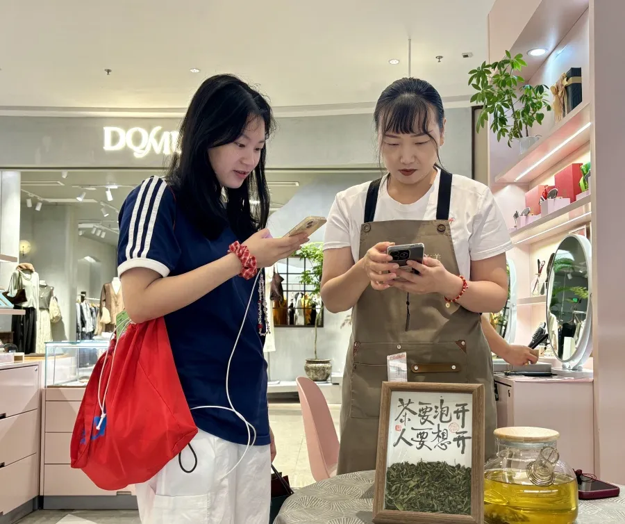 武汉商场里的教师节：年轻老师给自己列了张“快乐清单”