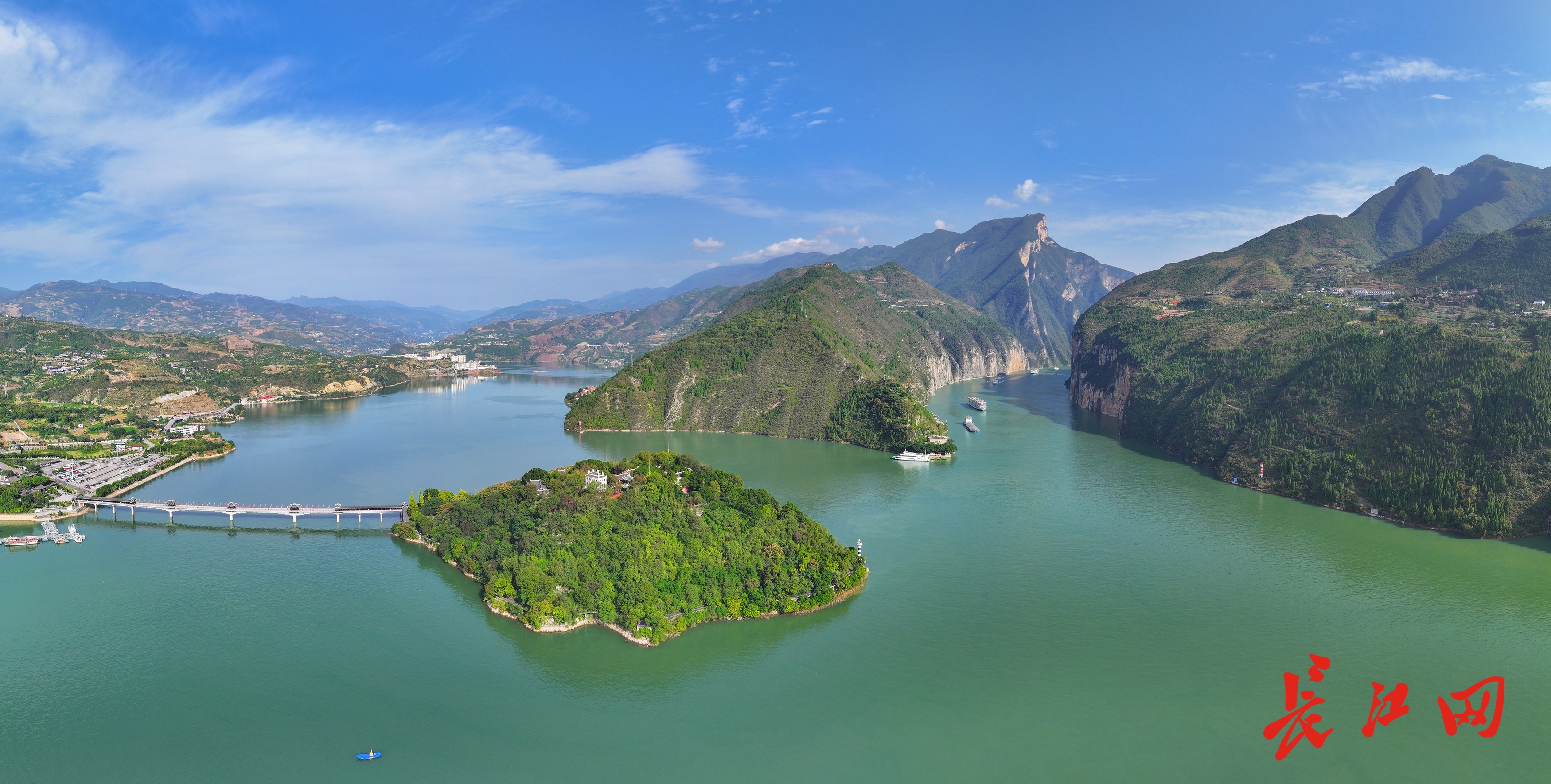 公孙述在瞿塘峡一座山上建城,并自号白帝,由此得名