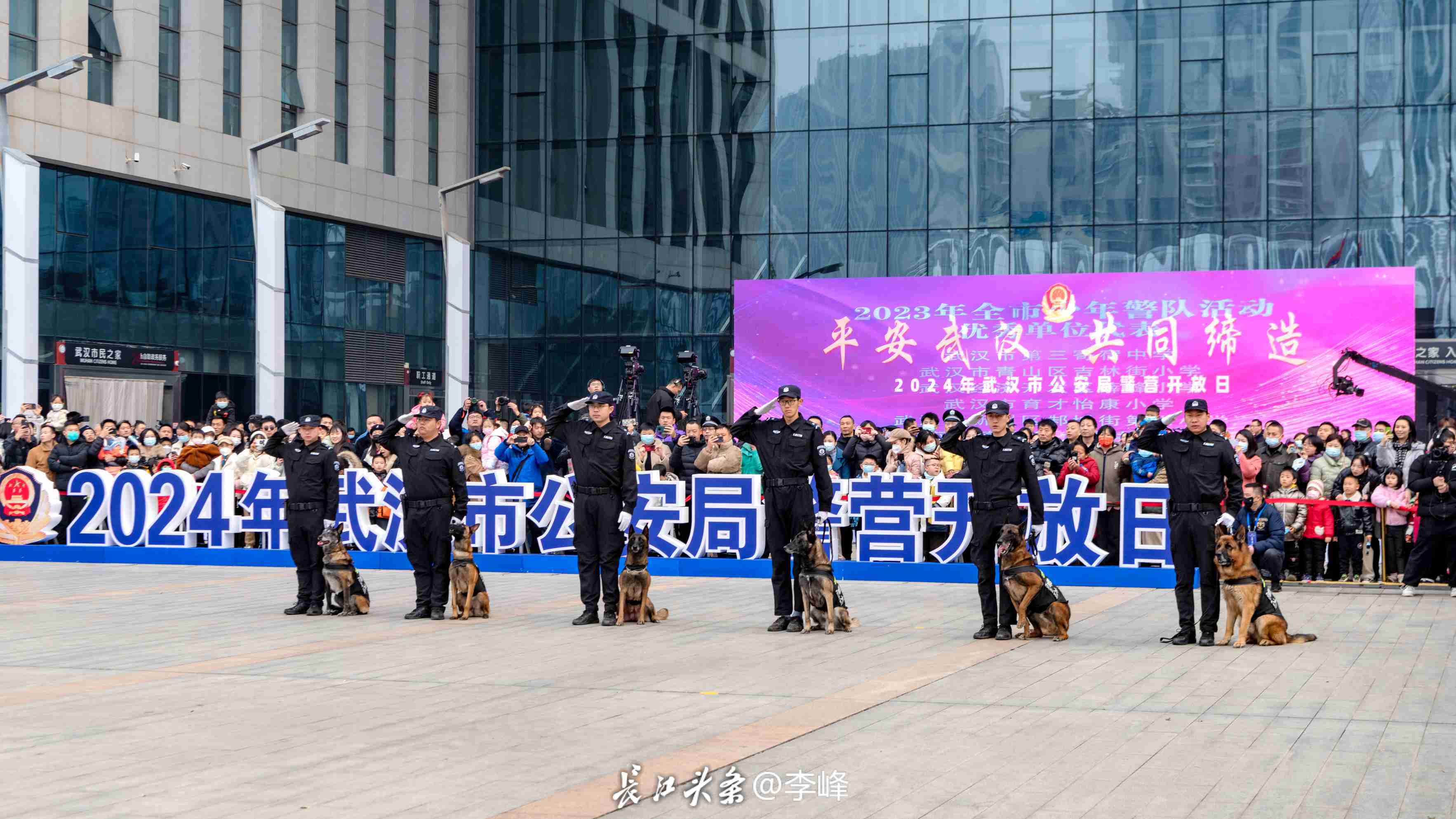 《 特警風采 》 1月7日,在第四個中國人民警察節前夕,武漢市