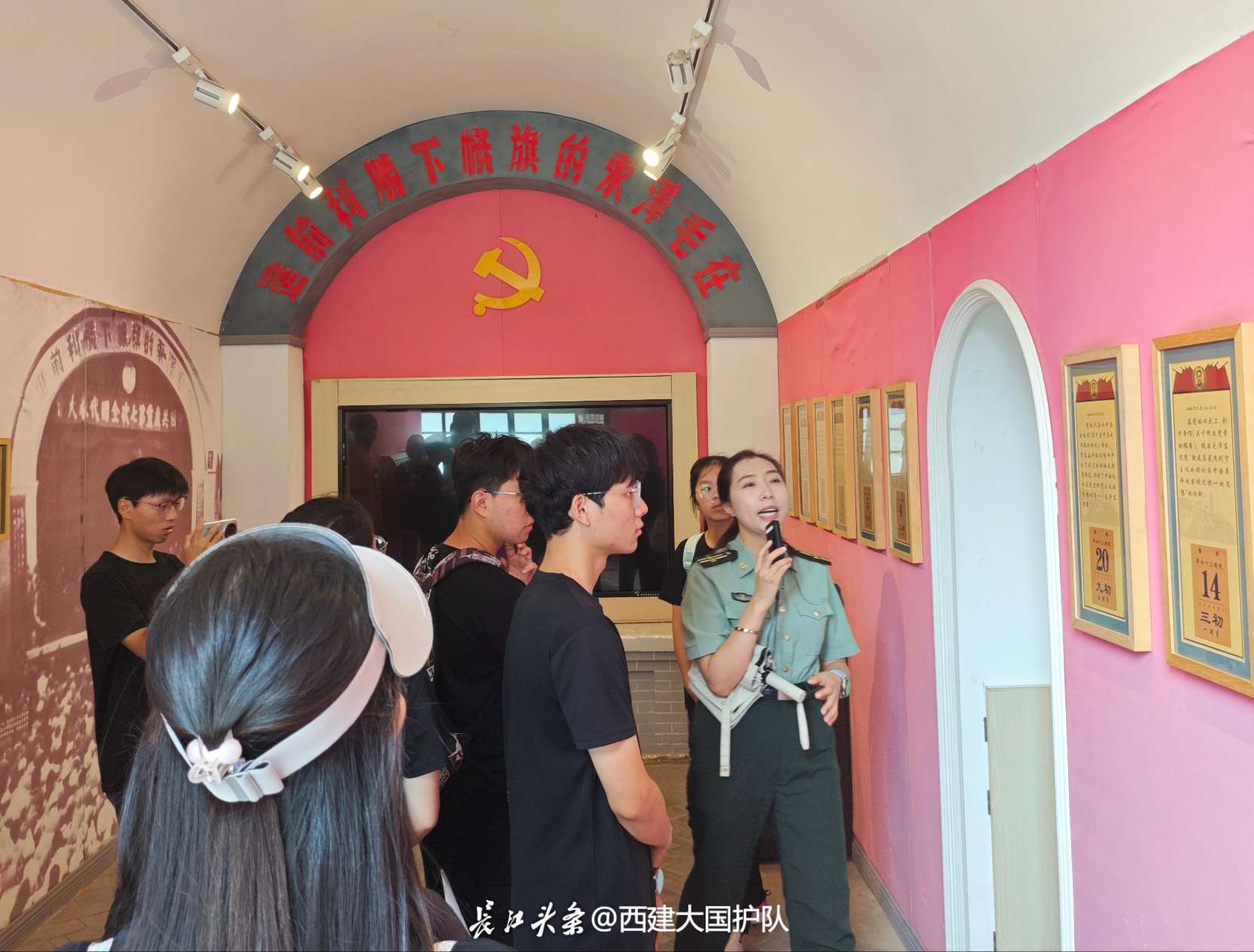 图为队员们学习党史.jpg