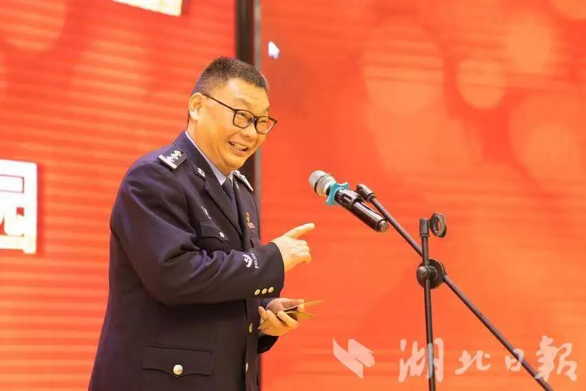 心理专家应红杰成功劝返7名逃犯自首-长江网