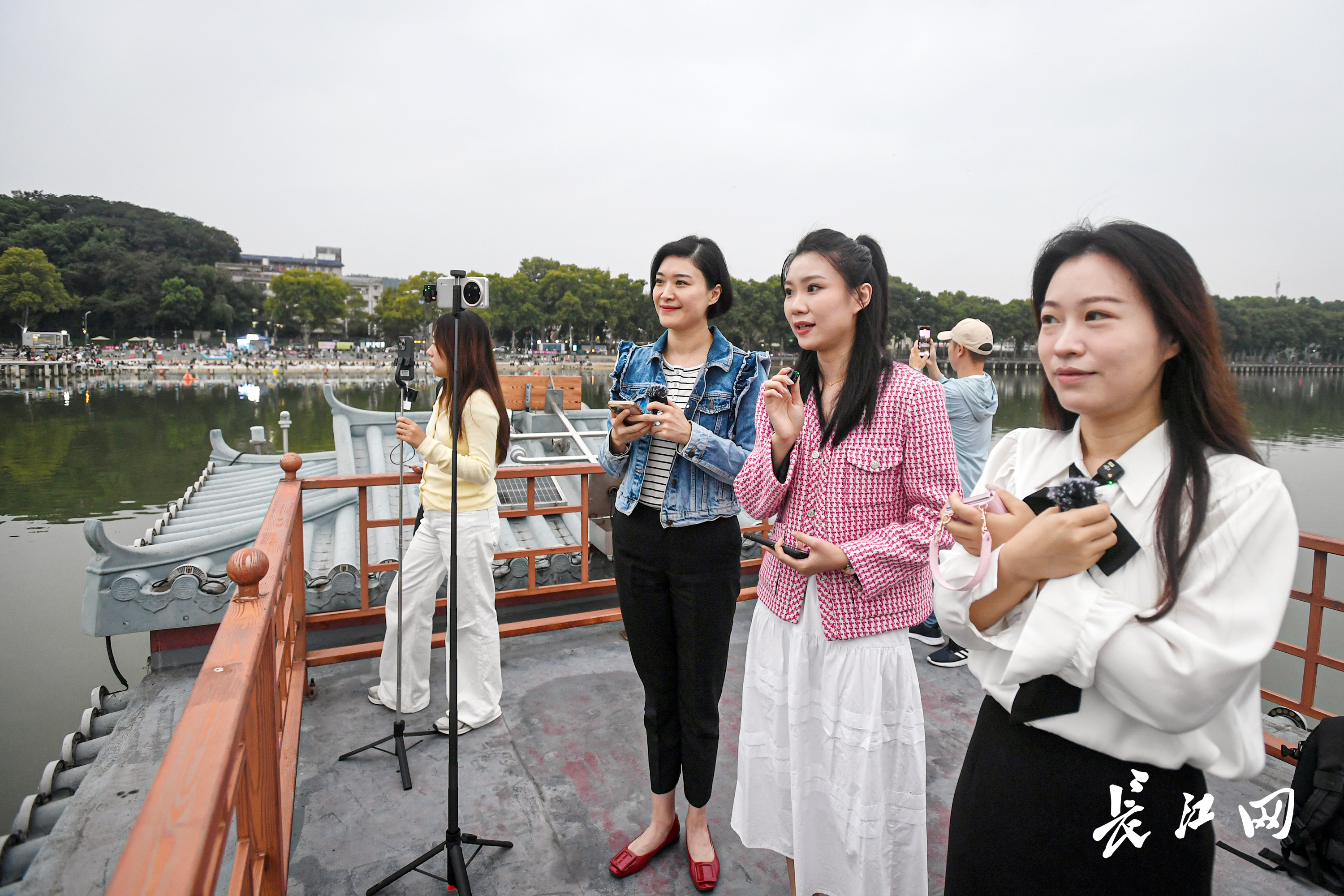 坐游船体验“凌波追光”,尝鲜打卡武汉新玩法-长江网